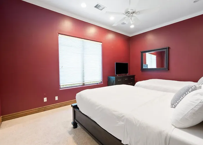Holiday home 8br Phoenician Mansion W/ Hot Tub&pool-heat Avail!