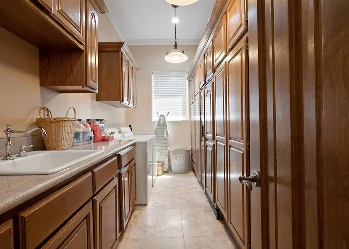 Holiday home 8br Phoenician Mansion W/ Hot Tub&pool-heat Avail!