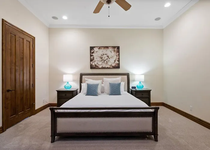 8br Phoenician Mansion W/ Hot Tub&pool-heat Avail!