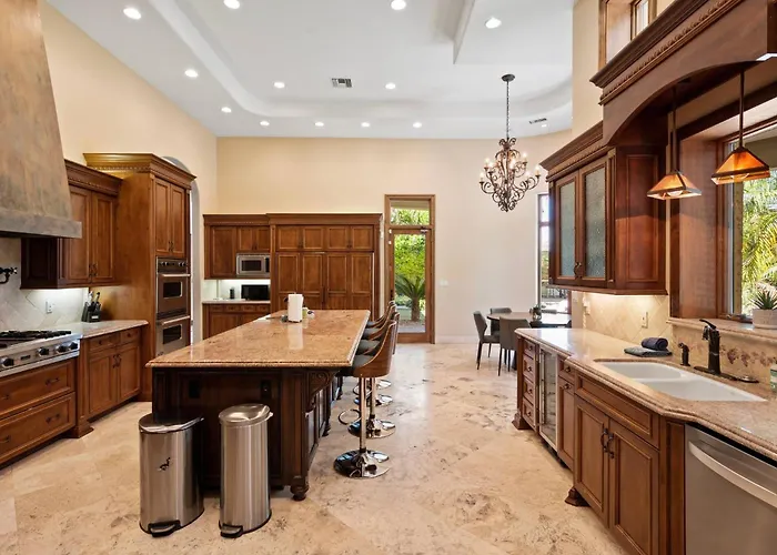 8br Phoenician Mansion W/ Hot Tub&pool-heat Avail! Holiday home *