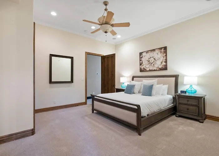 8br Phoenician Mansion W/ Hot Tub&pool-heat Avail! Phoenix