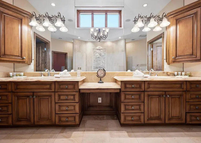 8br Phoenician Mansion W/ Hot Tub&pool-heat Avail! Holiday home Phoenix